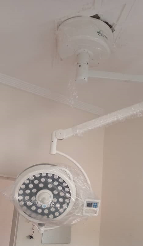 MeCanMed Operating Light Expert mounting and calibration of a professional Operating Light in a sterile surgical theater environment.