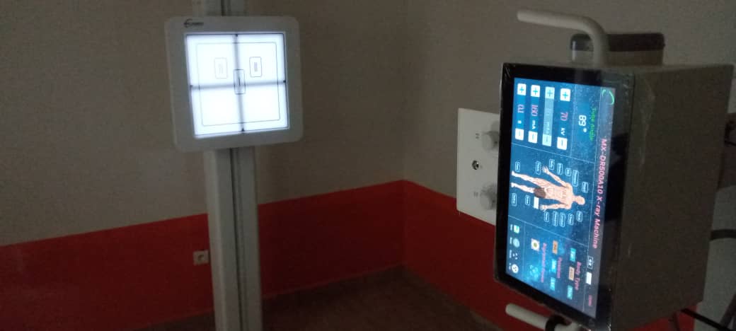 Professional alignment of MX-DR500A10 X-ray tube and bucky stand by MeCanMed local engineer in Cameroon hospital.