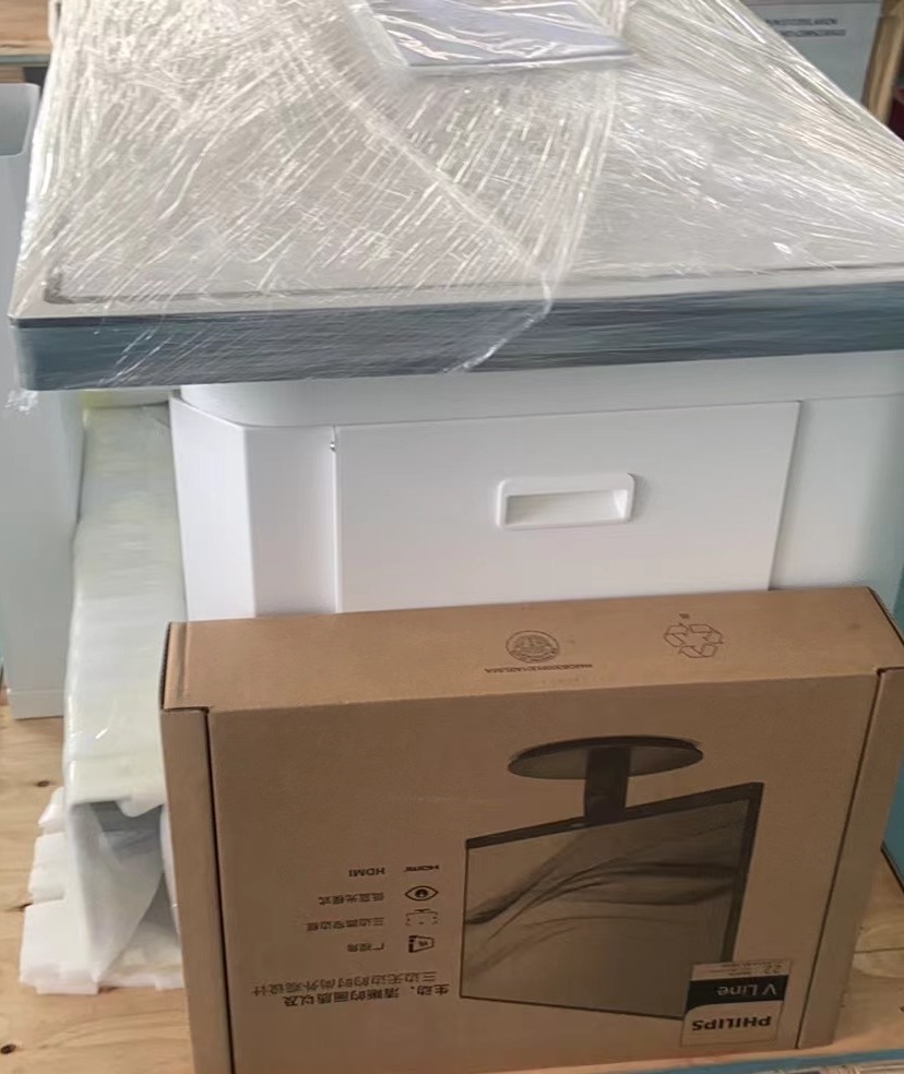 Michael inspiserer stativet inne i forsterkede eksporttrekasser under sikker utboksing av MX-DR500A10 i Niger.