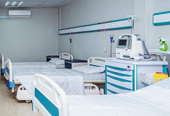 Climate-adapted hospital ward with spray-plastic coated beds and medical-grade PP furniture in Mozambique clinic