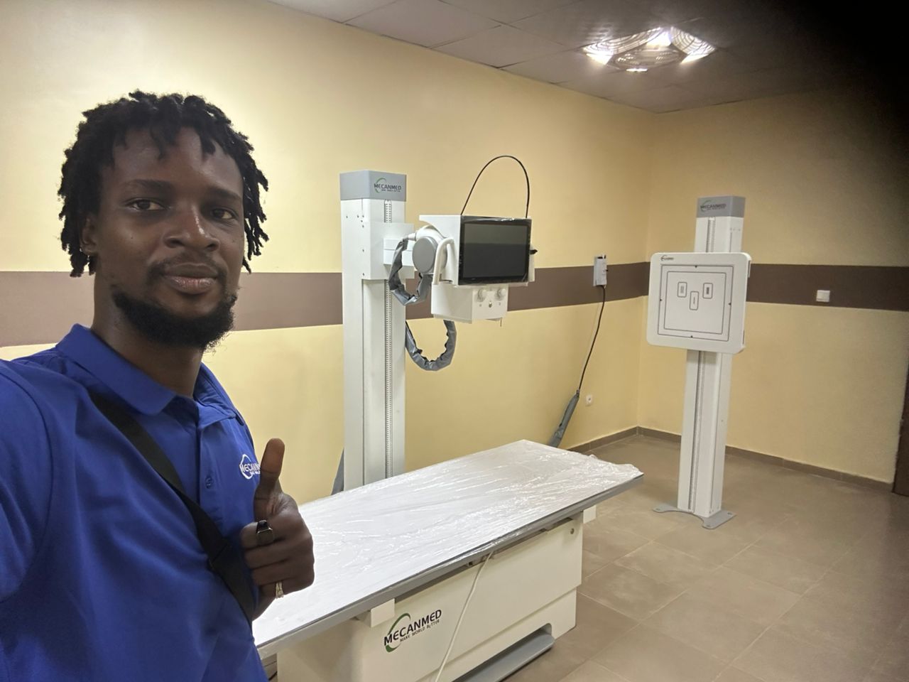 Michael, v&aring;r ingeni&oslash;r, st&aring;r med den nyinstallerte MX-DR500A10 gulvmonterte r&oslash;ntgenmaskinen p&aring; et sykehus i Niger, Vest-Afrika.