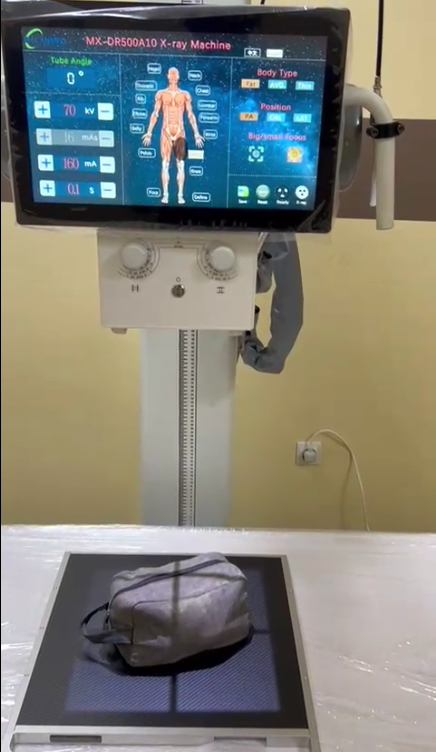 Michael justerer r&oslash;ntgenr&oslash;ret med den digitale flatpaneldetektoren for &aring; sikre presisjon p&aring; millimeterniv&aring; under MX-DR500A10-installasjonen i Niger.