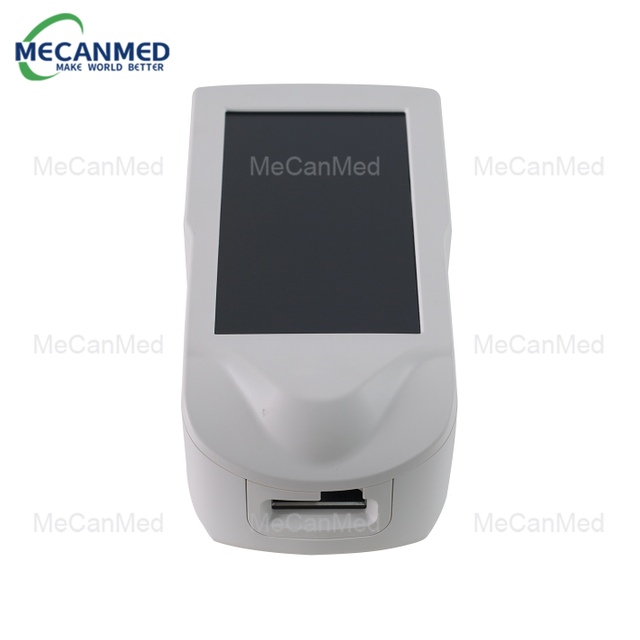 Tampak depan penganalisis elektrolit portabel MECANNED putih dengan layar besar dan slot kartrid uji.