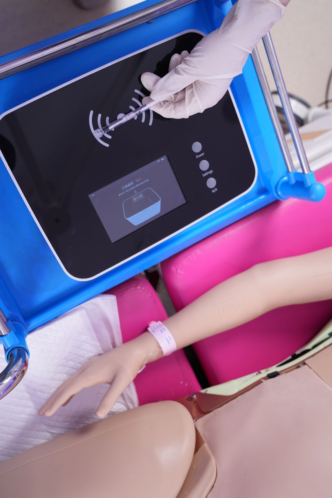 Մանկաբարձական դեղերի արձագանքման սիմուլյատոր՝ թվային էկրանով