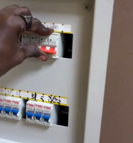 Michael, v&aring;r ingeni&oslash;r, utf&oslash;rer kretsintegrasjon p&aring; hovedstr&oslash;mbryteren for r&oslash;ntgenmaskinen MX-DR500A10 i Niger.