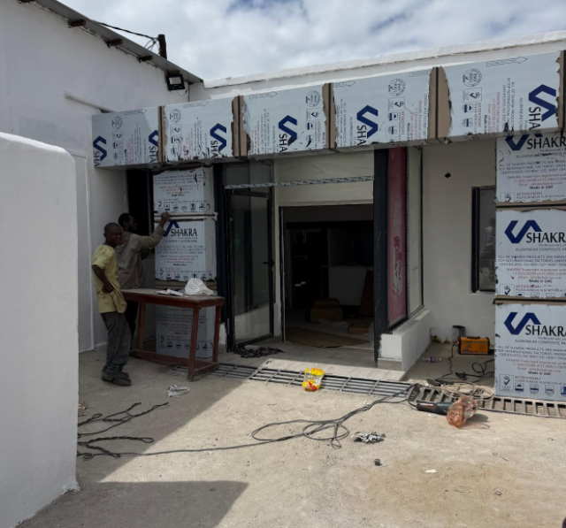 Lloc de construcci&oacute; exterior d'una instal&middot;laci&oacute; cl&iacute;nica m&egrave;dica de nova construcci&oacute; a Z&agrave;mbia, que mostra l'etapa de configuraci&oacute; de l'entrada de l'edifici.