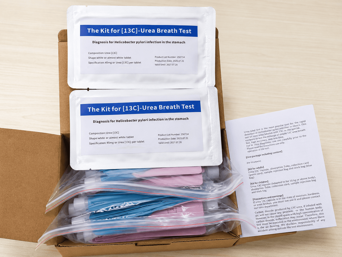 13C-Urea Breath Test Kits nga pakete nga naglakip sa mga reagents sa pagsulay, mga bag sa pagkolekta sa sample sa gininhawa, ug manwal sa pagtudlo sa klinika.
