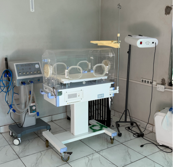 Ամբողջական NICU-ի կարգավորումը նորածինների ինկուբատորով, ֆոտոթերապիայի լամպով և օդափոխիչով, որոնք պատրաստ են աջակցել նորածիններին անվտանգ միջավայրում: